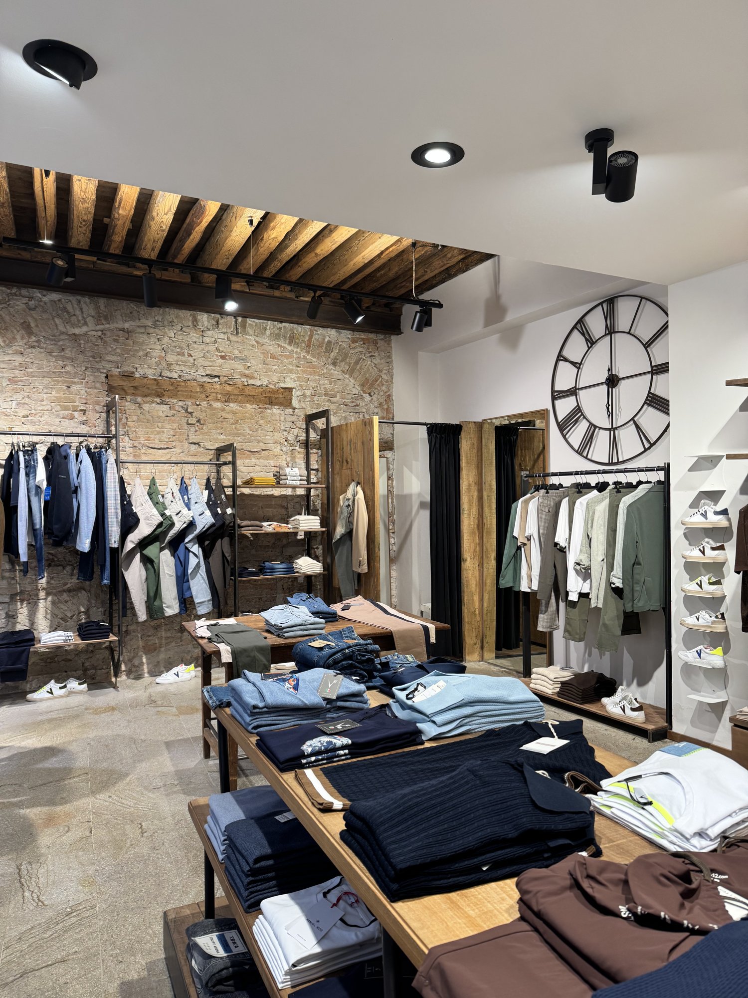 Interno Box Uomo con selezione di capi